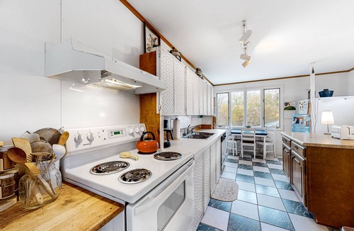 Isle La Motte Cabin | Lakefront Home with Private Beach & Gorgeous Peninsula Location - Dogs OK