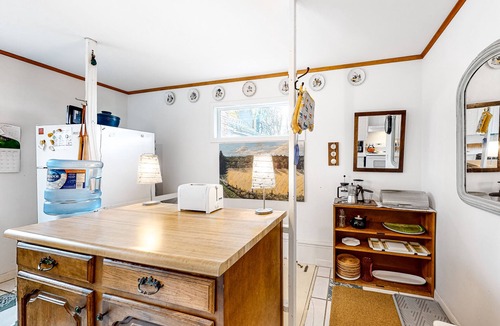 Isle La Motte Cabin | Lakefront Home with Private Beach & Gorgeous Peninsula Location - Dogs OK