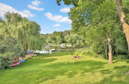 Burnsville House | Lakefront: Kayaks/paddleboard/canoe included on Crystal Lake