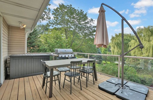 Burnsville House | Lakefront: Kayaks/paddleboard/canoe included on Crystal Lake
