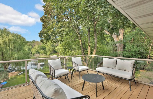 Burnsville House | Lakefront: Kayaks/paddleboard/canoe included on Crystal Lake