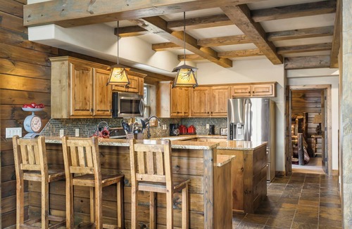 Indian Point House | Lakefront Luxury Lodge | Sleeps 18 | Lazy River & Pools | Dock | Pickleball