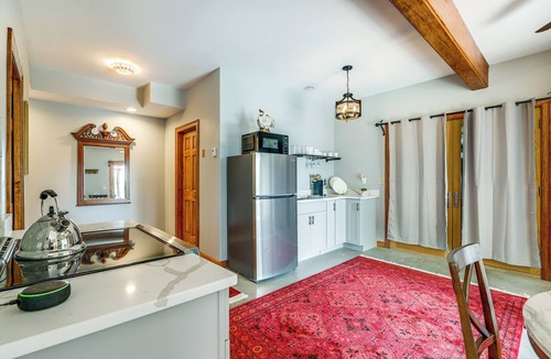 Orange Apartment | Lakefront Orange Vacation Rental - Pet Friendly!