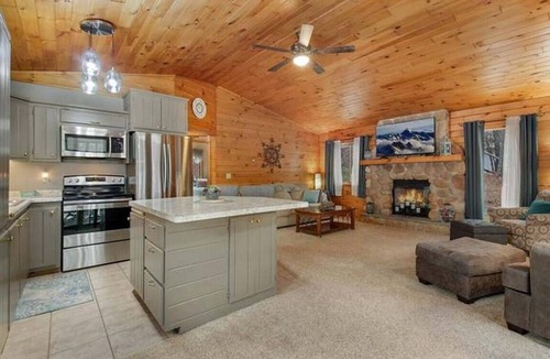 Spooner Cabin | Lakefront! Pine Cone Cottage on Lake McKinley NEW