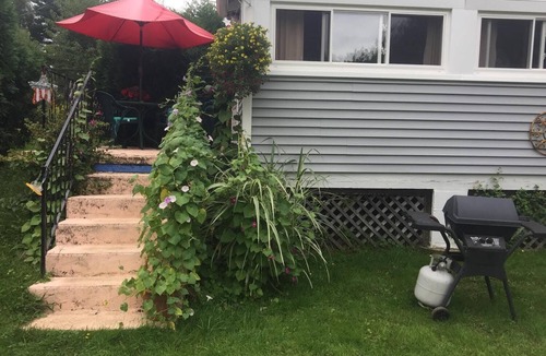 Goshen Cottage | Lakefront Summer Cottage~Sparkling clean social distancing space