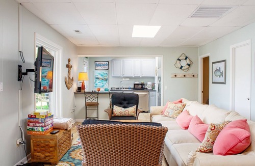 Florence House | Lakefront Two-Level Home Sleeps 10 - 4 Queen Beds, 2 Kitchens, Covered Parking
