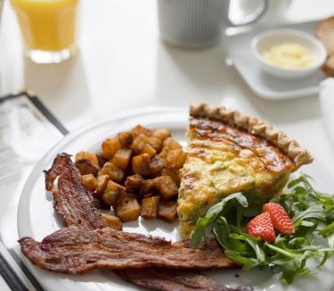 Lenox Dale Hotel | Lakehouse Inn
