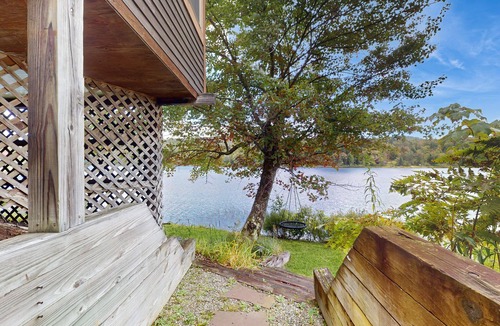 Eden House | Lakehouse, waterfront, dock, kayaks, wifi, grill, outdoor dining, ping-pong, w/d