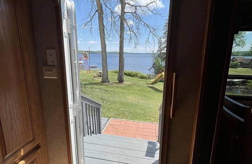 Hayward House | Lakeside 5th Wheel on beautiful Nelson Lake