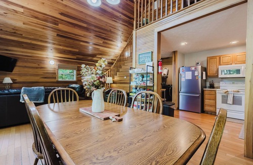 Primrose Cabin | Lakeside Cabin: Private Dock - Canoe & Kayaks - HotTub -PetFriendly -Arcade Game