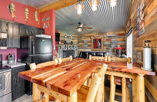 Holcombe Cabin | Lakeside Cabin w/Fire Pit: Near Pine Point Park!