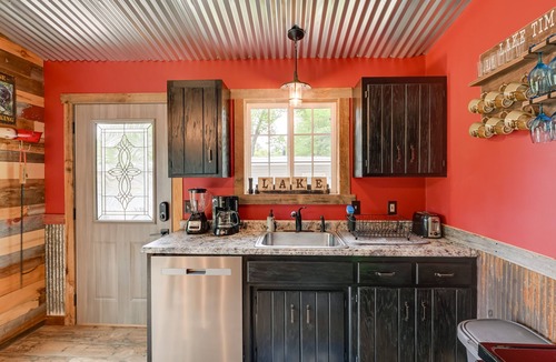 Holcombe Cabin | Lakeside Cabin w/Fire Pit: Near Pine Point Park!