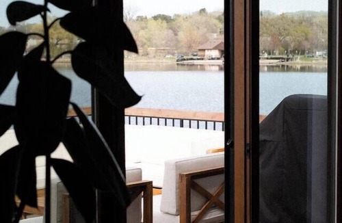 Roseville House | LAKESIDE CITY GETAWAY