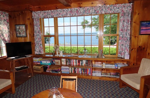 Isle La Motte Cottage | Lakeside cottage with west shore island sunsets and views of the Adirondacks.