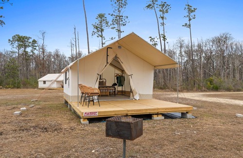 Wewahitchka Cabin | Lakeside Glamping with Free Kayaks & Fishing