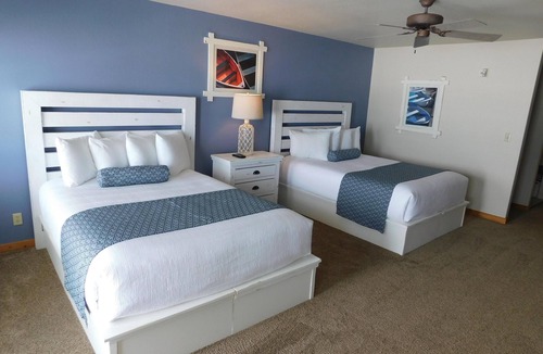 Nisswa Resort | Lakeside Lodge 2 Queen w/Jacuzzi on Gull Lake- Fireplace-Balcony - Pet Friendly!