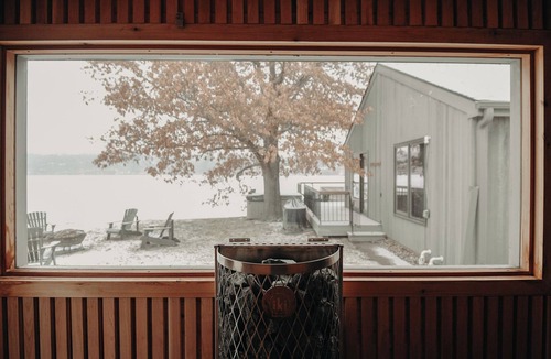 Roseville House | Lakeside Paradise: Your Serene Escape Awaits!