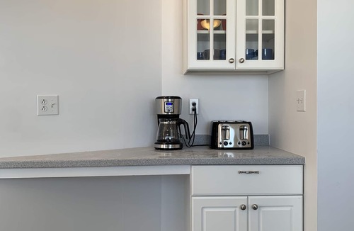 Alburg Cottage | Lakeside Sunrise Cottage with hot tub