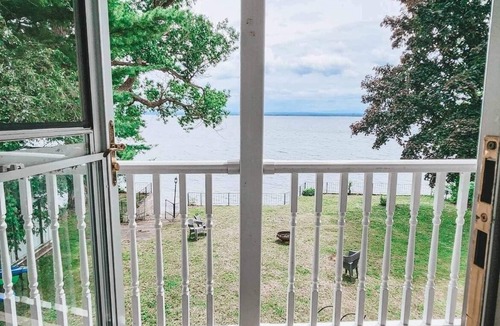 Alburg Cottage | Lakeside Sunrise Cottage with hot tub