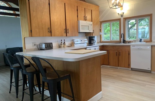 Alburg Cottage | Lakeside Sunset Cottage & Hot tub