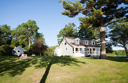 Deerwood House | Lakeside Tranquility in the heart of Lake Country