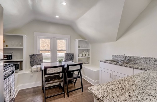 Linden Hills Apartment | LAKEVIEW RETREAT LINDEN HILLS, DINE SHOP BANDSHELL