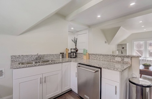 Linden Hills Apartment | LAKEVIEW RETREAT LINDEN HILLS, DINE SHOP BANDSHELL