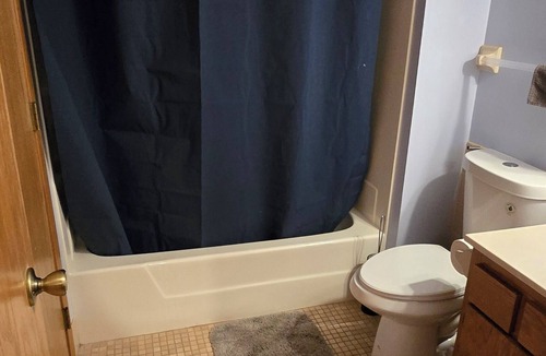 Little Canada House | Lakeview Room in St Paul. 1 Bedroom and a Shared Bathroom