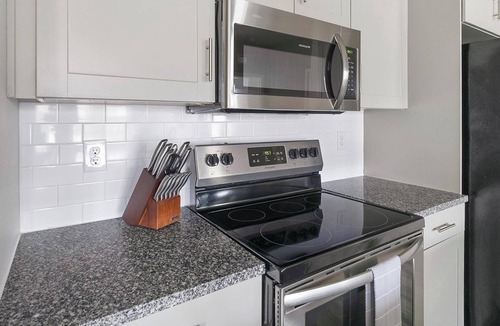 Katy Apartment | Landing | Chic 2BD, Gym, Pool