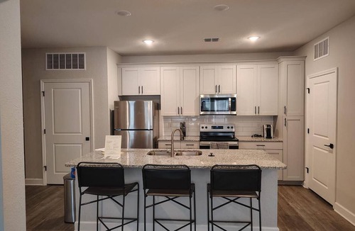 Newberry Apartment | Landing | Modern 2BD, Gym, Pool