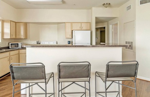 Southbelt/Ellington Apartment | Landing | Modern 2BD, Pool, Game Room