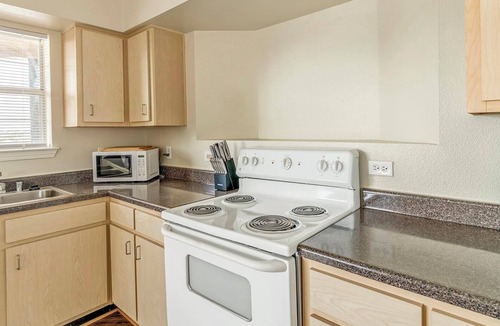 Southbelt/Ellington Apartment | Landing | Modern 2BD, Pool, Game Room