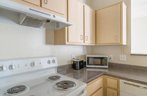 Southbelt/Ellington Apartment | Landing | Stunning 2BD, Pool, Clubhouse
