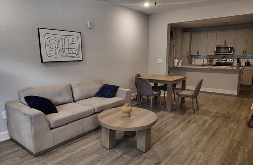 Newberry Apartment | Landing | Stunning 3BD, Pool, Gym
