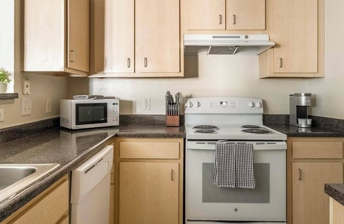 Southbelt/Ellington Apartment | Landing | Stylish 2BD, Game Room, Gym