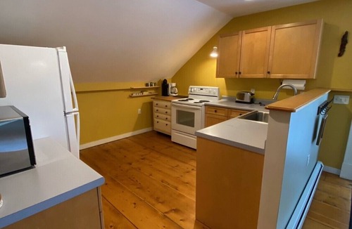 Jeffersonville Apartment | Large 1 bedroom Apartment on Main Street in Jeffersonville.