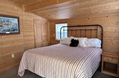 Webster Resort | Large group lakeside getaway on Big Yellow Lake! Pet friendly!