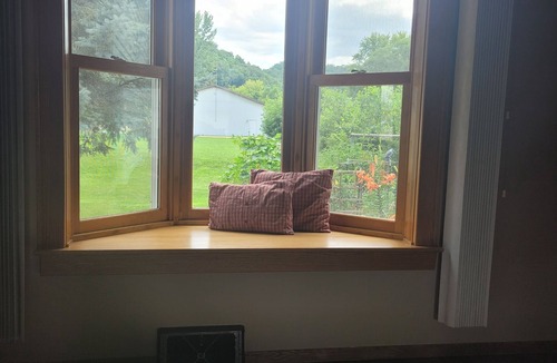 Genoa House | Large property close to the Mississippi River. Sleeps up to 12. Pet Friendly.