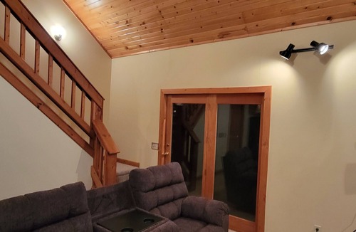 Merrillan Cabin | Lazy Bear Lodge family- friendly cabin near Lake Arbutus & Hatfield