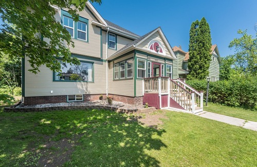 Superior House | Leraan House. Family Friendly newly remodeled elegant historic home