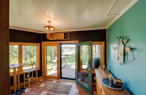 St. Joseph House | Lift Bridge Hideaway - A Unique River Bluff Home