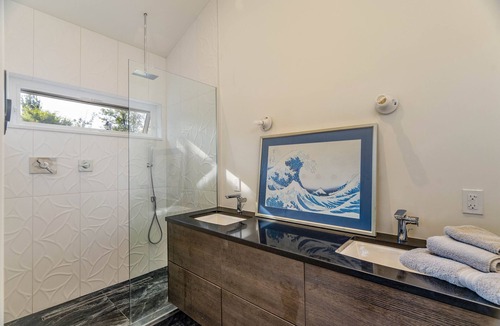 Clyde Hill House | Light & Bright 2BR - 2Baths, Fenced Garden, WIFI, Pet friendly, July 20-31 %