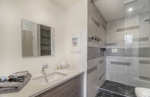 Clyde Hill House | Light & Bright 2BR - 2Baths, Fenced Garden, WIFI, Pet friendly, July 20-31 %
