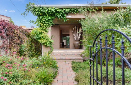 Downtown Santa Fe House | Live The Railyard Arts District In Style. Walk to restaurants and Plaza