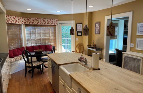 Hillcrest House | LOCATION! LOCATION! LOCATION! Elegant Acorn Cottage Awaits!