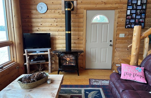 Danbury Cabin | Log Cabin 4-bedroom on water with dock, sand beach with AC, WiFi in Webster