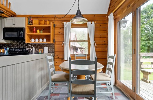 Jeffersonville Cabin | Log Cabin - Dog Friendly, Near Disc Golf & Hiking