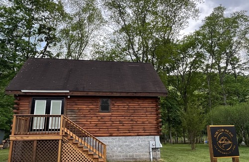 Greenbrier River Cabin | Log Cabin located on the Greenbrier River in Hinton WV