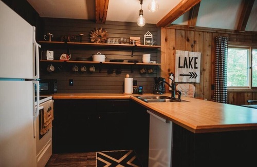 Comstock House | Loon Lodge - Hot Tub/Sauna/Real Wood Fireplace