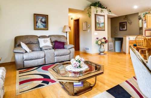 Loretto House | Loretto Getaway w/ Stunning Deck + Gas Grill!